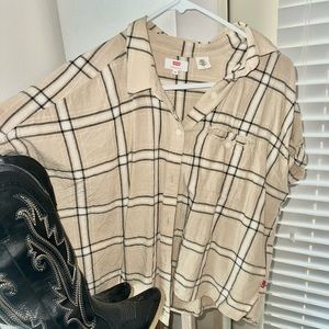 Levi’s plaid cropped farmer style button down